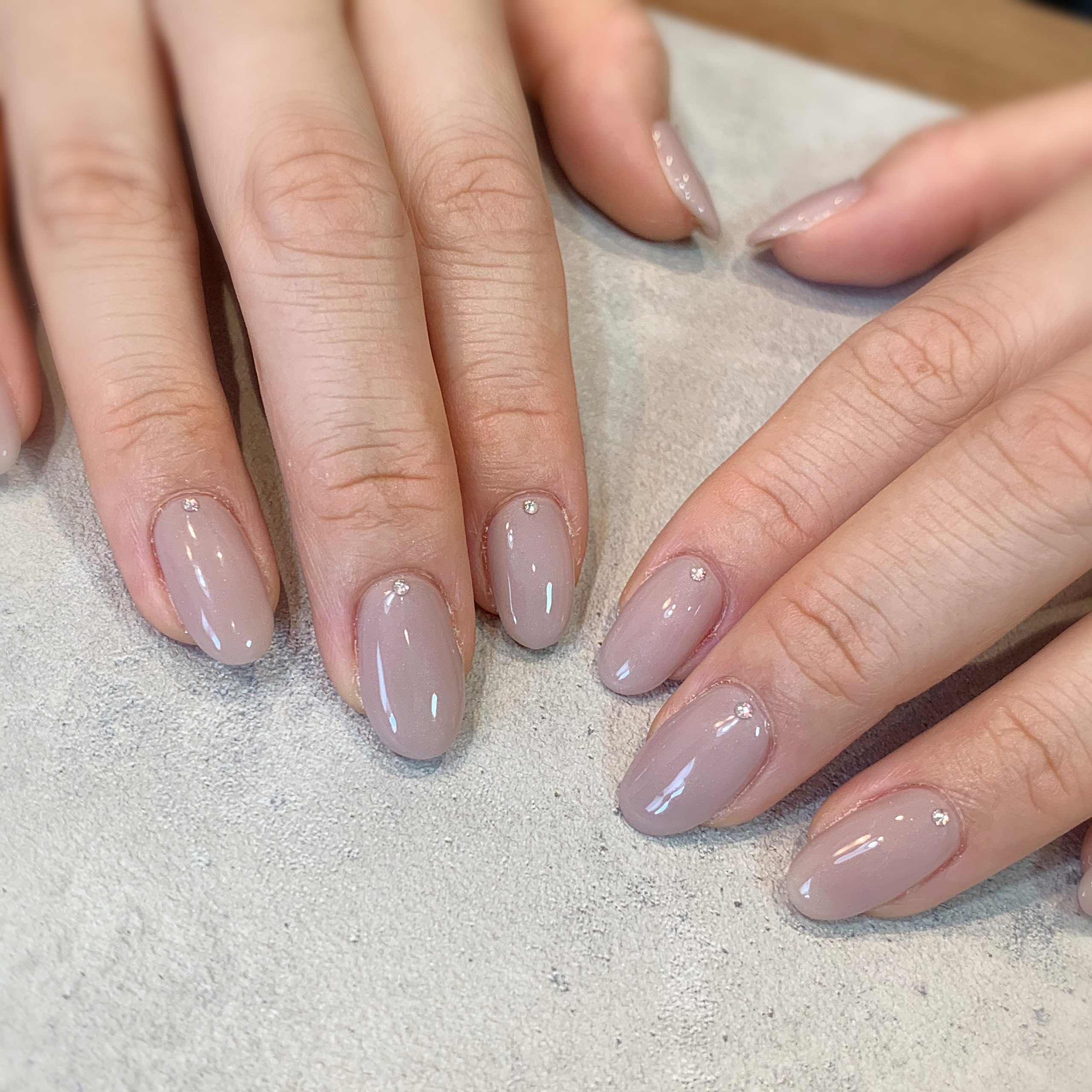 ワンカラー ライトグレージュ ワンポイントオーロラ シンプル 門真市のネイルサロン Kiko Nail