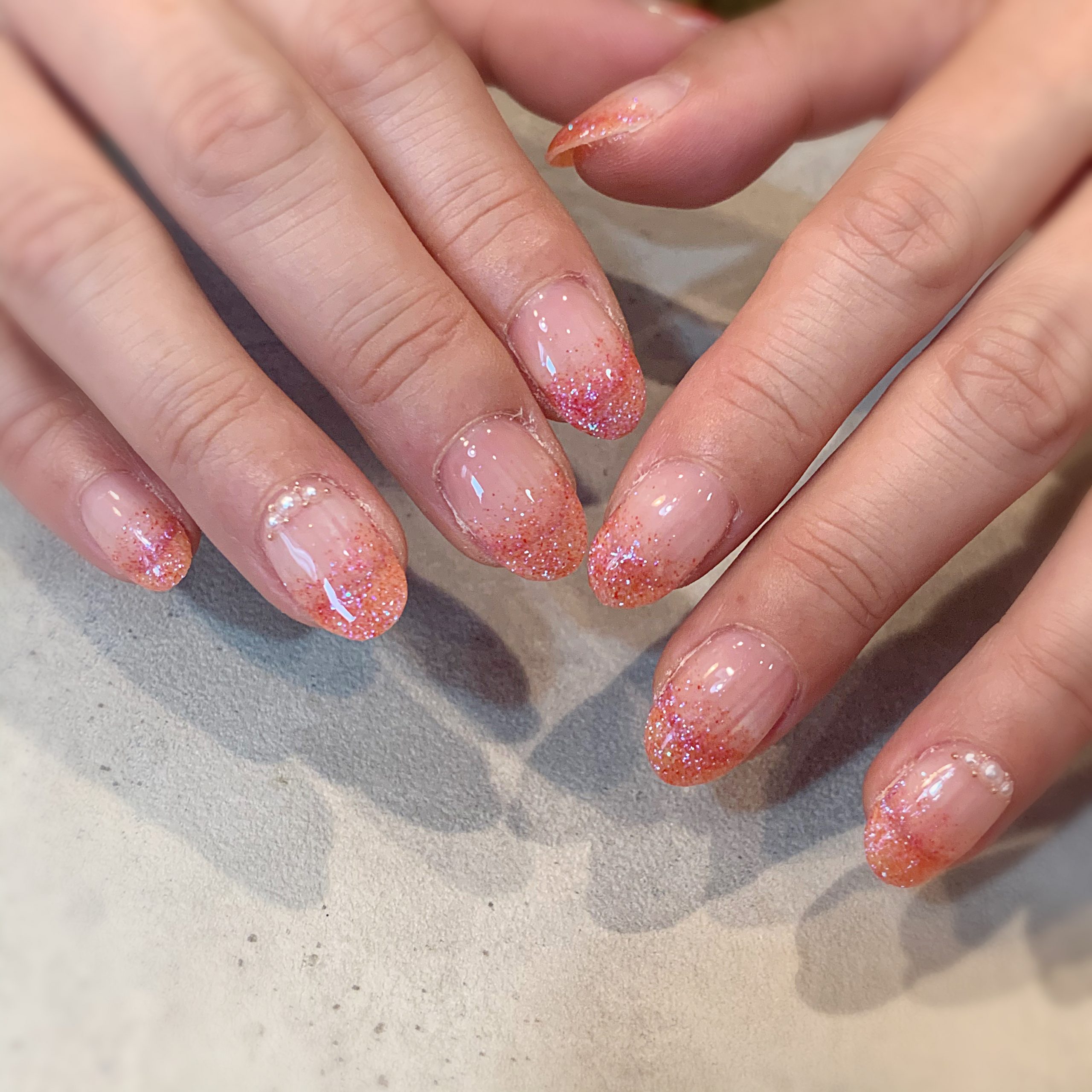 ラメグラ シアーレッド ワンポイントビジュー パール 門真市のネイルサロン Kiko Nail