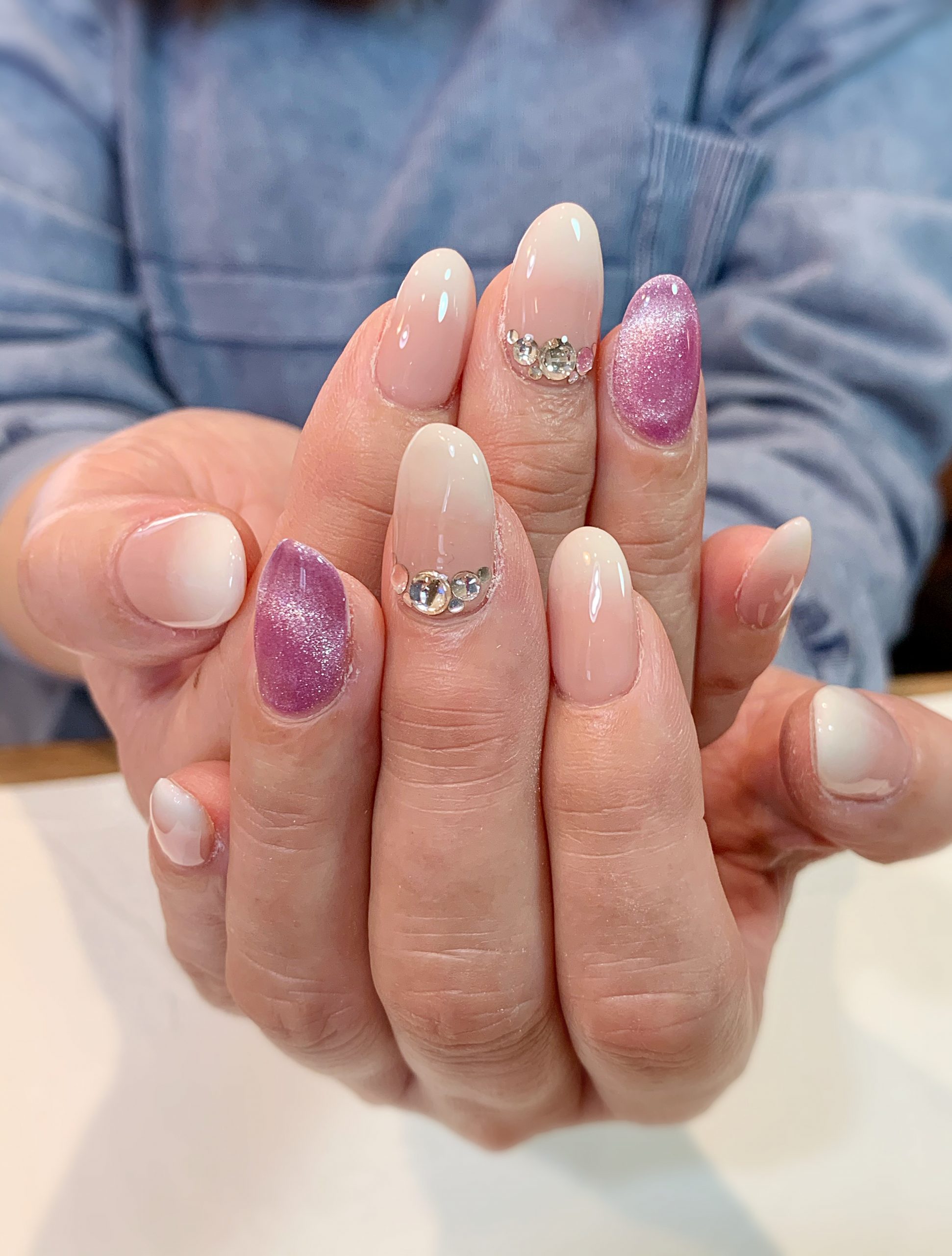 白グラデ ベイビーブーマー ベージュピンク スターギャラクシー マグネットネイル 根元ビジュー 門真市のネイルサロン Kiko Nail