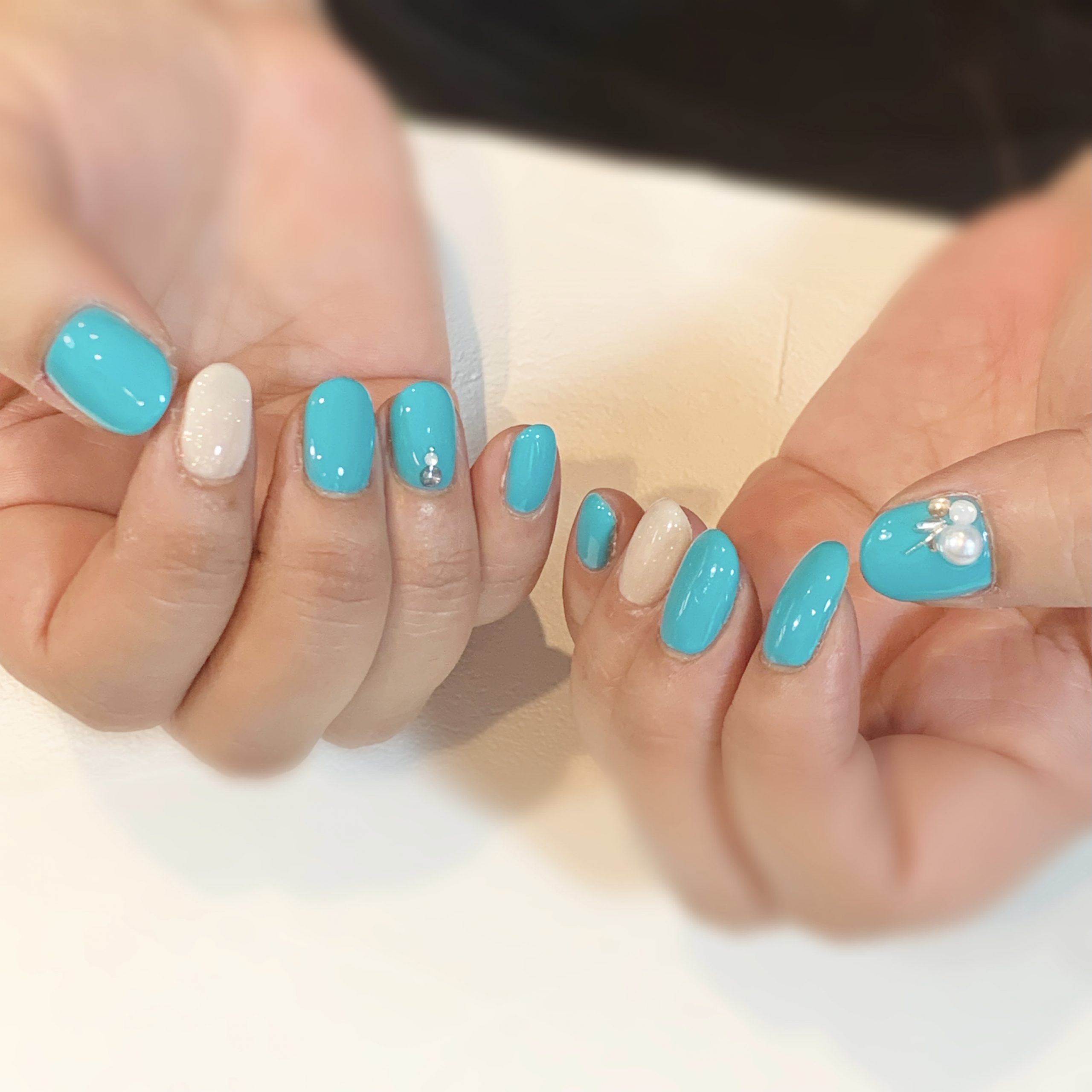 ターコイズグリーン シアーホワイトラメ ワンポイント シンプル 夏ネイル 門真市のネイルサロン Kiko Nail