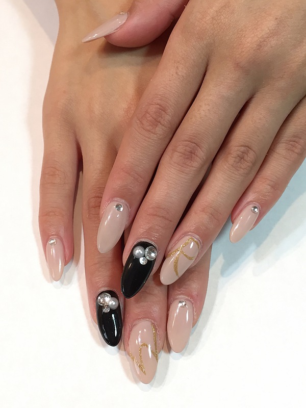 シンプルビジュー×イニシャルNAIL。