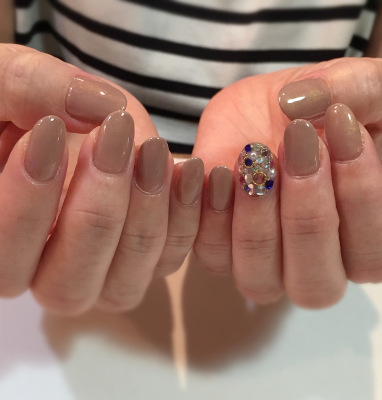 偏光パールベージュ ワンポイントビジューネイル 門真市のネイルサロン Kiko Nail