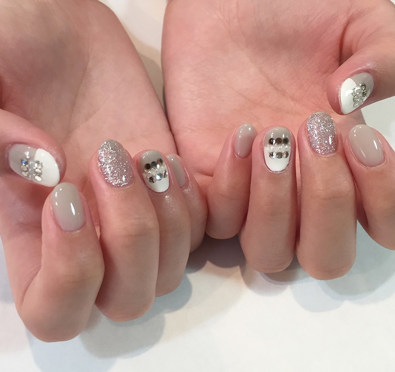 ホワイト グレーのニュアンスグラデネイル 門真市のネイルサロン Kiko Nail