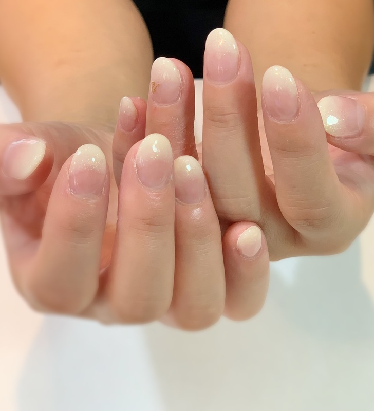 ホワイトラメグラデ イニシャル 門真市のネイルサロン Kiko Nail